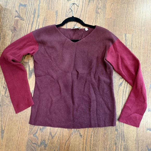 Vince Red Two-Toned V-Neck Sweaters Wool Cashmere Blend  XS 1592 - Picture 2 of 9